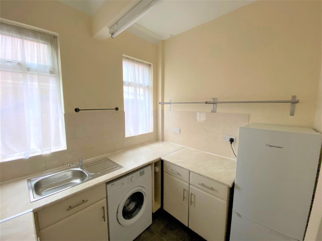 Property photo 3 of 10 Kitchen