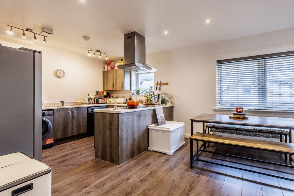 Property photo 2 of 18 4805591