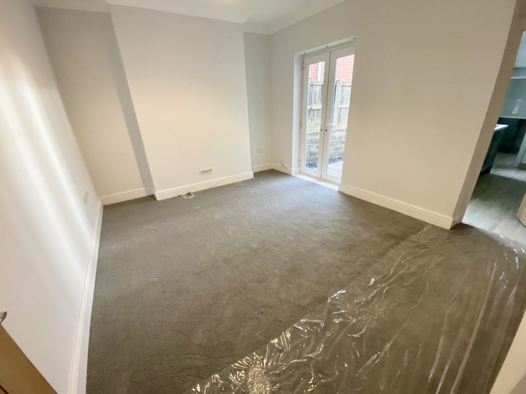 Property photo 3 of 14 Lounge