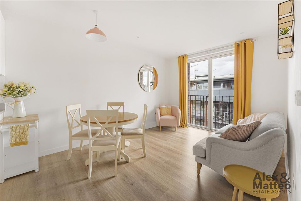 Property photo 1 of 17 Varcoe Road