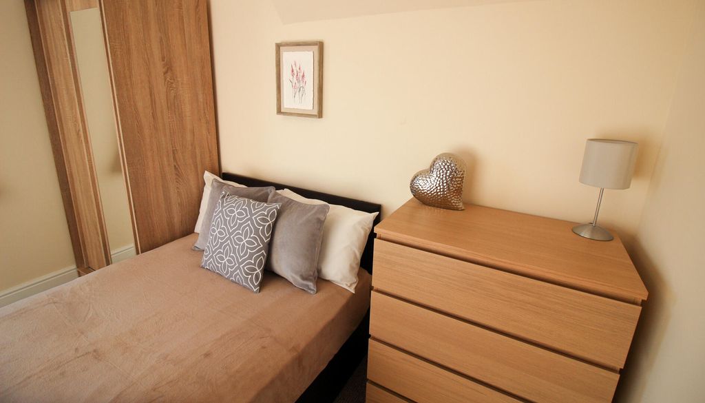 Property photo 2 of 5 Bedroom