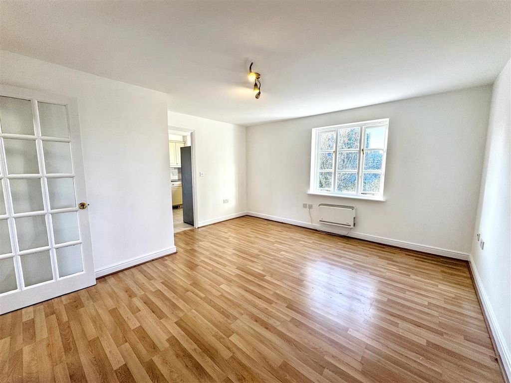 Property photo 2 of 12 Lounge