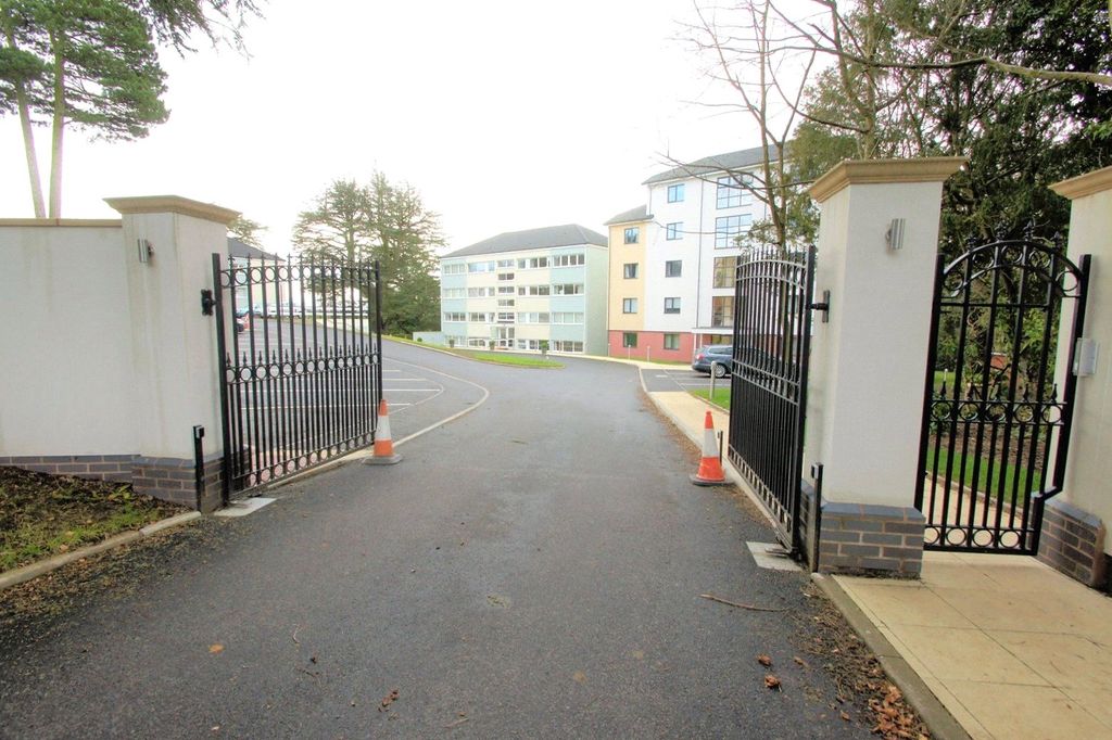 Additional image 10 of 2 bed flat to rentWightwick Court, Wolverhampton, West Midlands WV6