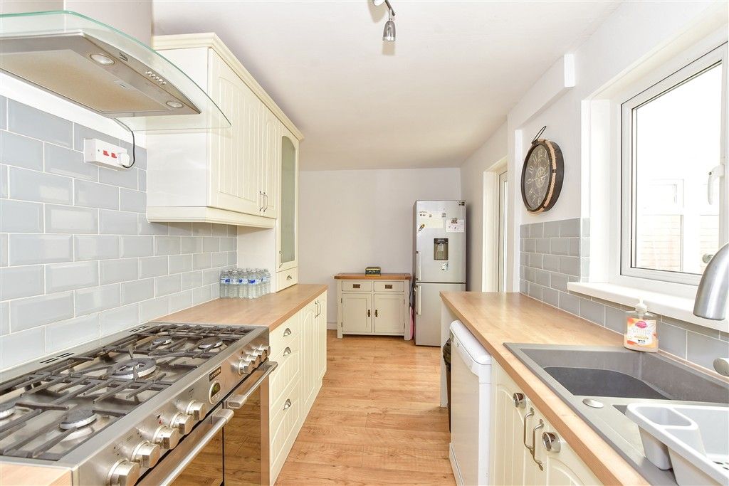 Property photo 3 of 9 Kitchen