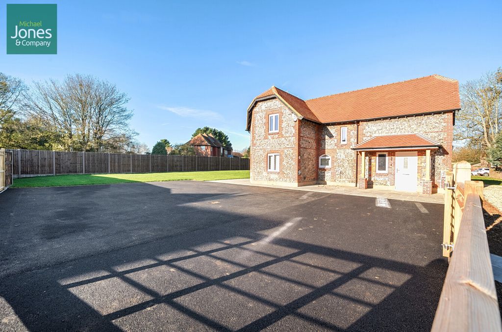 Property photo 3 of 21 Driveway