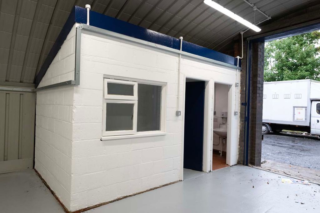 Property photo 2 of 5 An Empty Arch With White Lining