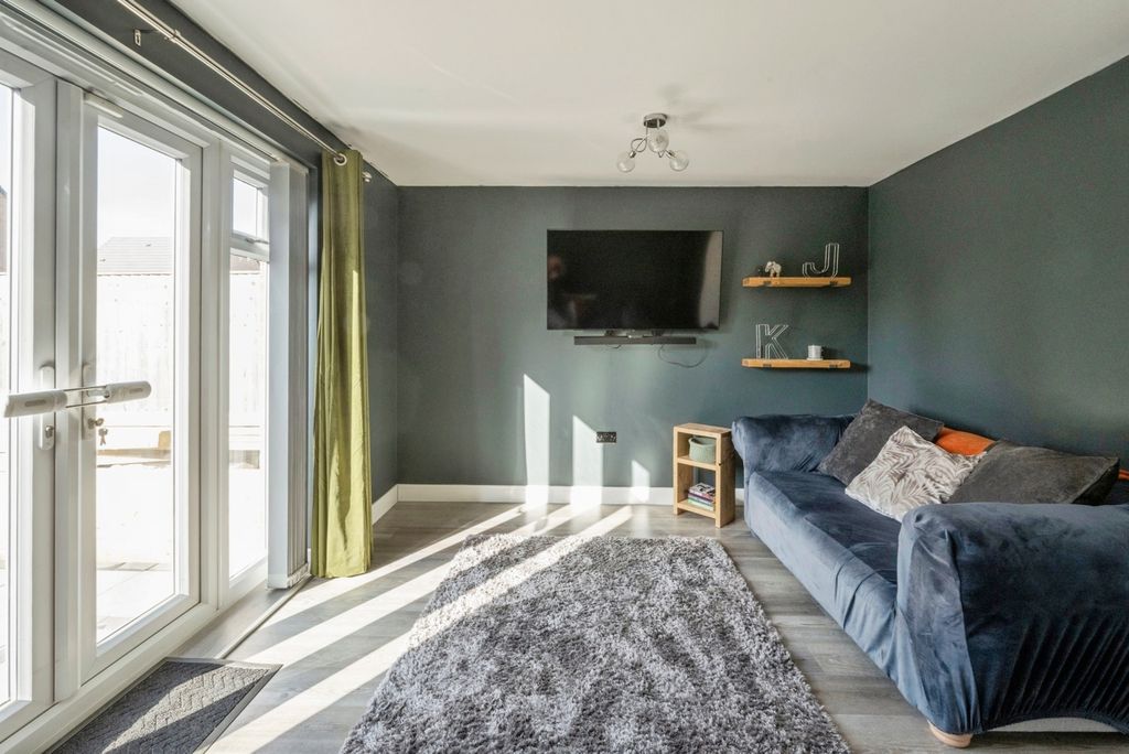 Property photo 3 of 16 Lounge