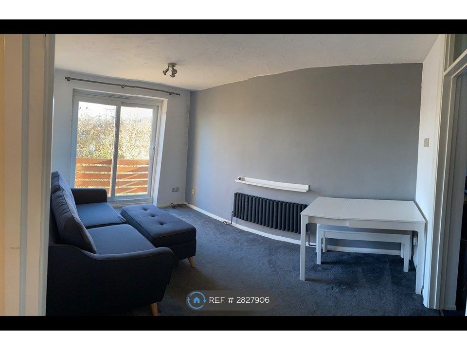 Property photo 3 of 9 Lounge &amp; Balcony