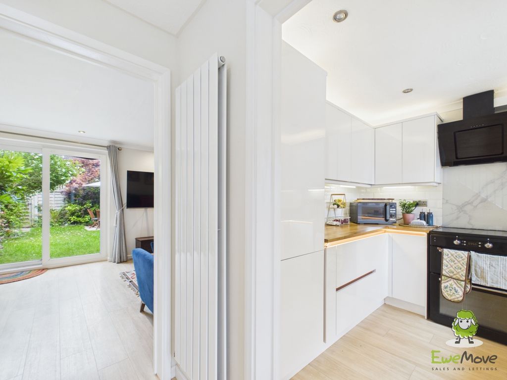 Property photo 3 of 18 Ewemove Estate Agents Basingstoke - Pond Road