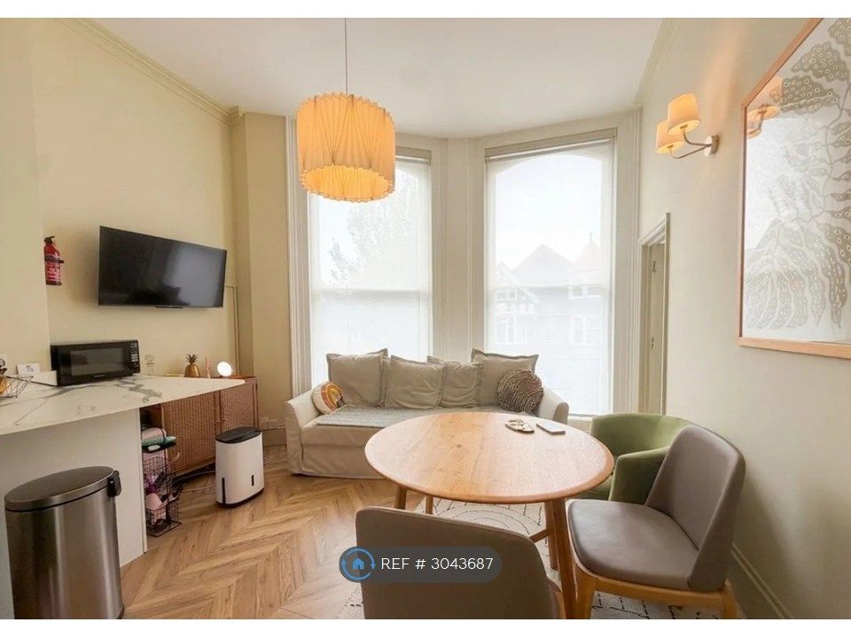 Property photo 1 of 11 Living Room