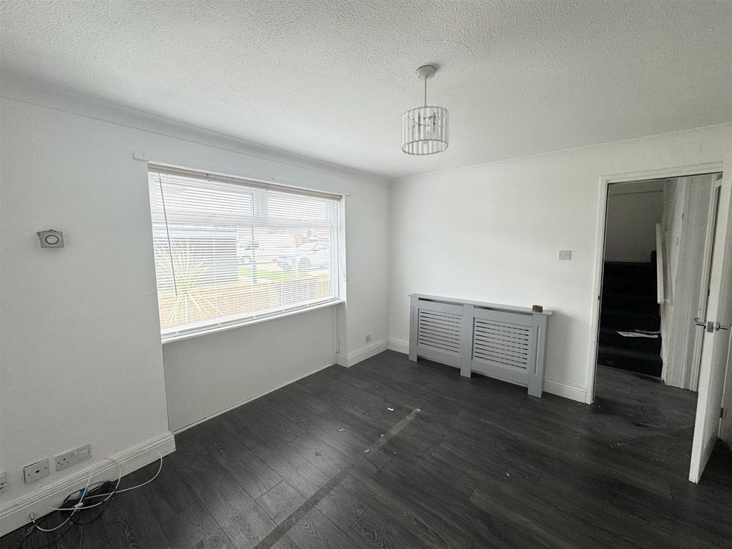 Property photo 2 of 8 Lounge