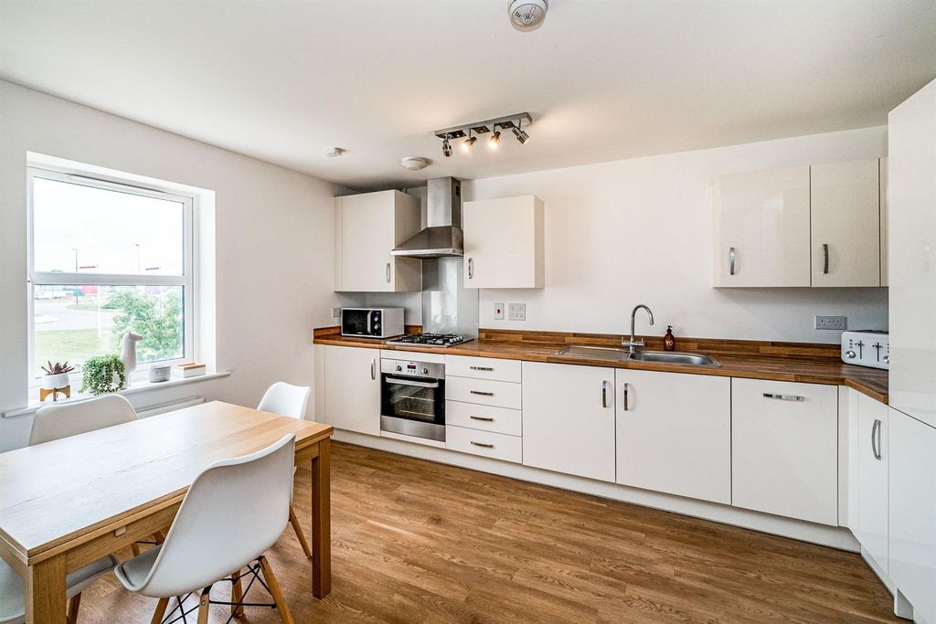 Property photo 1 of 10 Kitchen