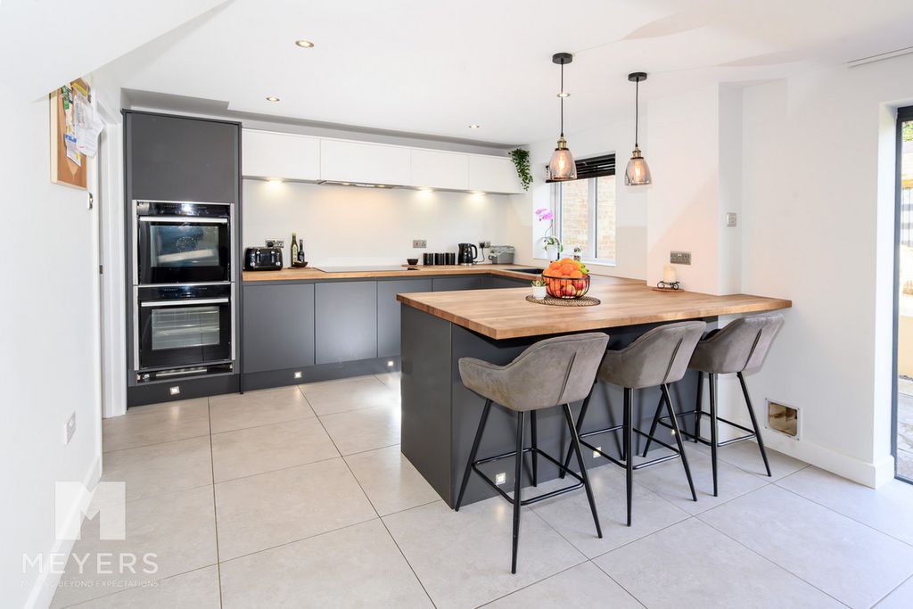 Property photo 2 of 25