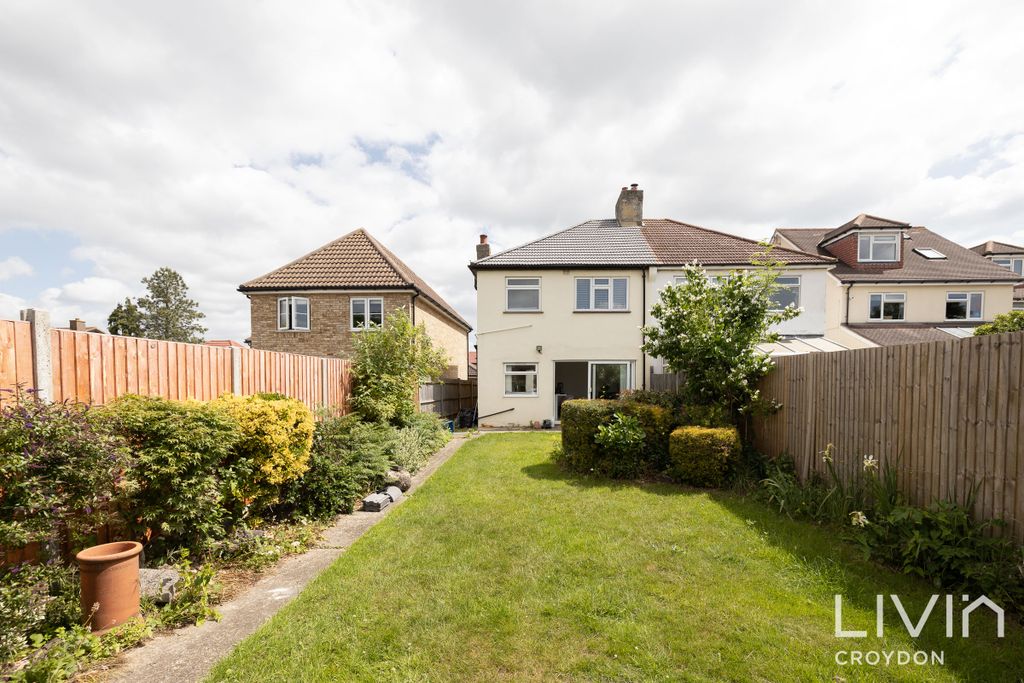 Property photo 3 of 14 83 Gladeside-10