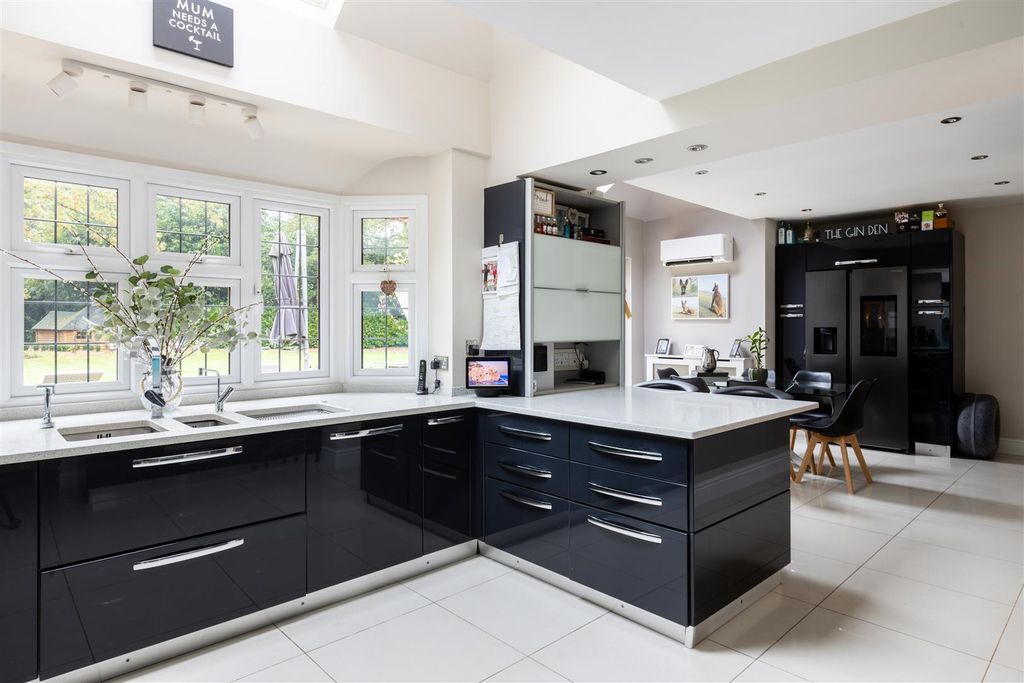 Property photo 2 of 53 Willow Lodge-37.Jpg