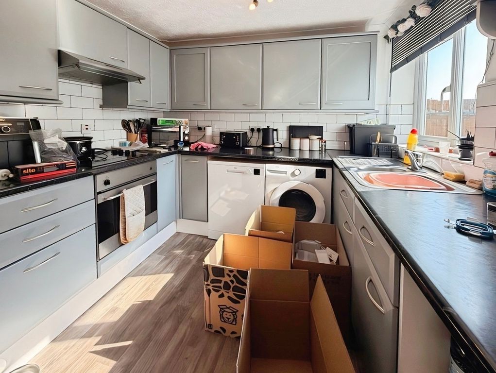 Property photo 3 of 10 Kitchen