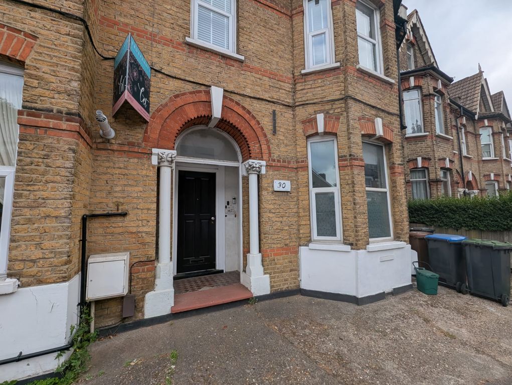 Property photo 1 of 18 1-Bedroom Ground Flat In Bromley