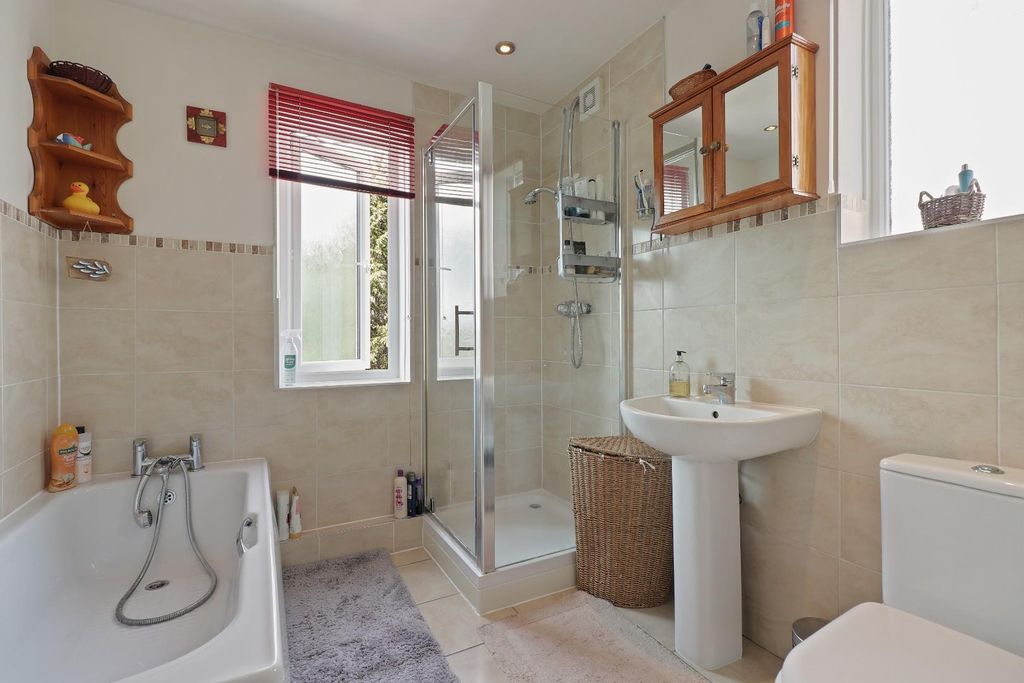 Property photo 3 of 19 Bathroom