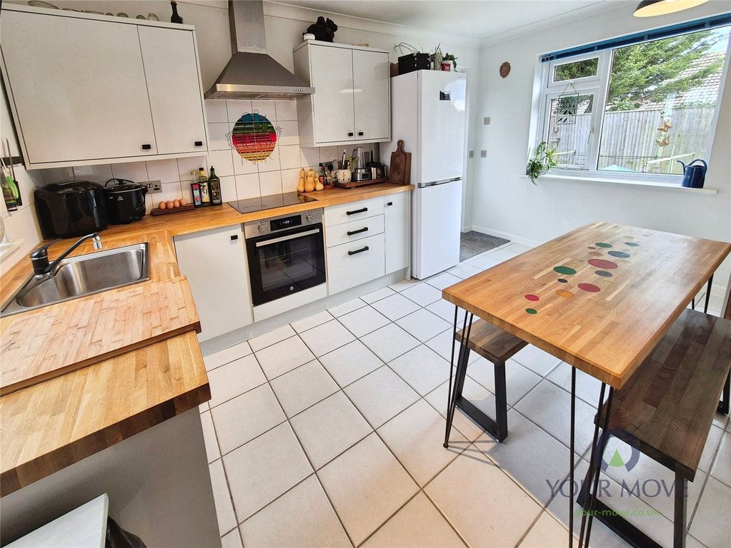 Property photo 3 of 27 Kitchen