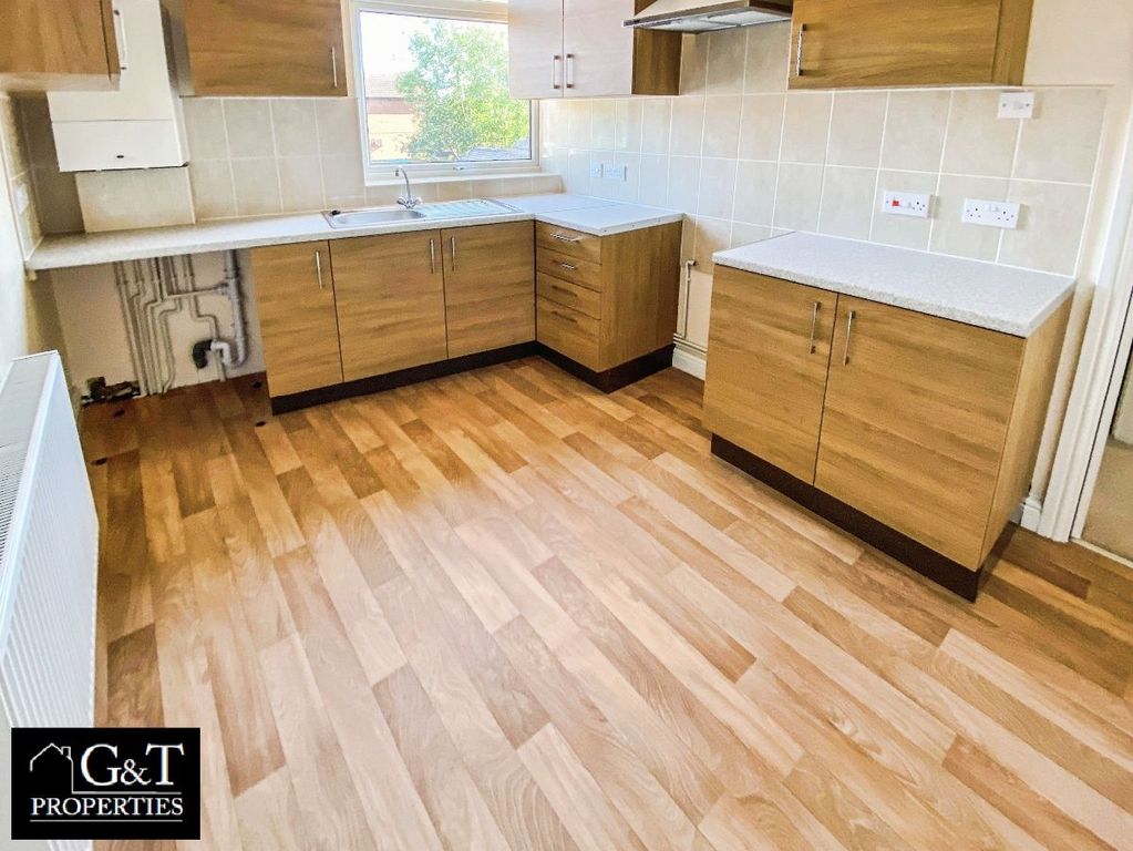 Property photo 2 of 10 Kitchen