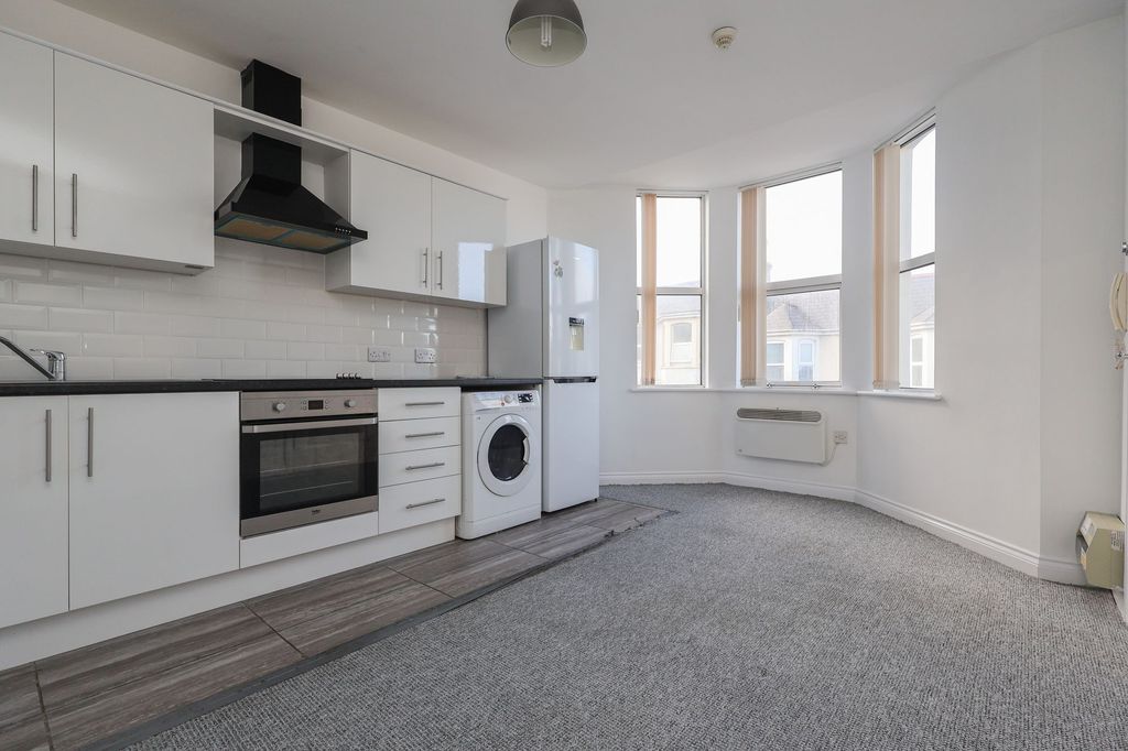 Property photo 2 of 11 Lounge/Kitchen