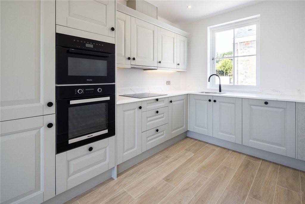 Property photo 3 of 10 Kitchen
