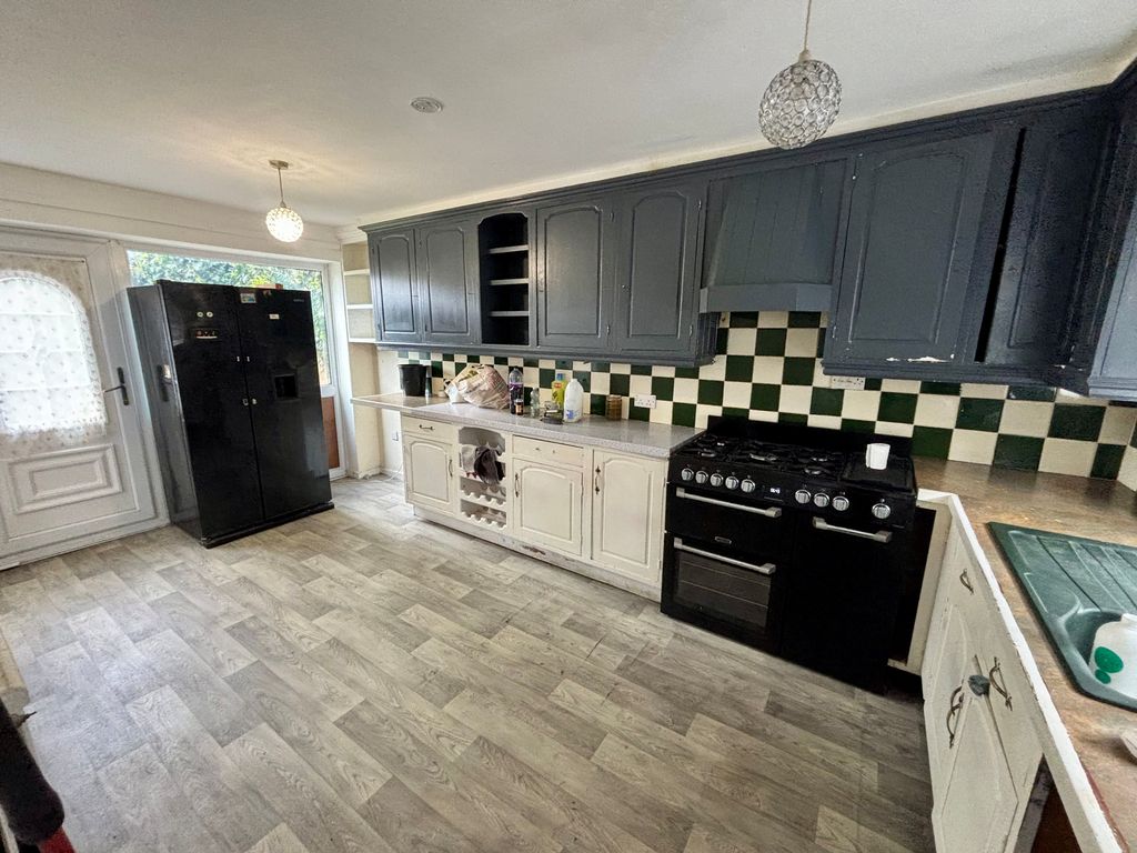 Property photo 2 of 9 Kitchen