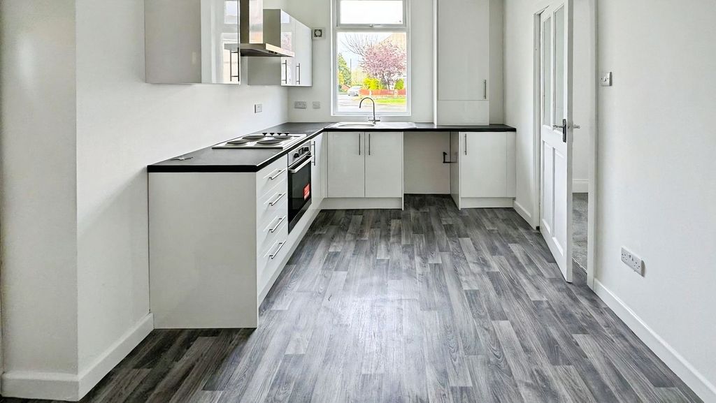 Property photo 2 of 7 Kitchen