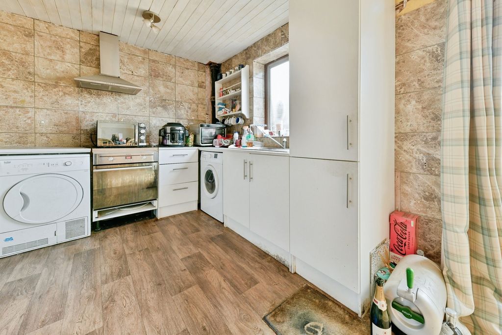 Property photo 3 of 19 Kitchen