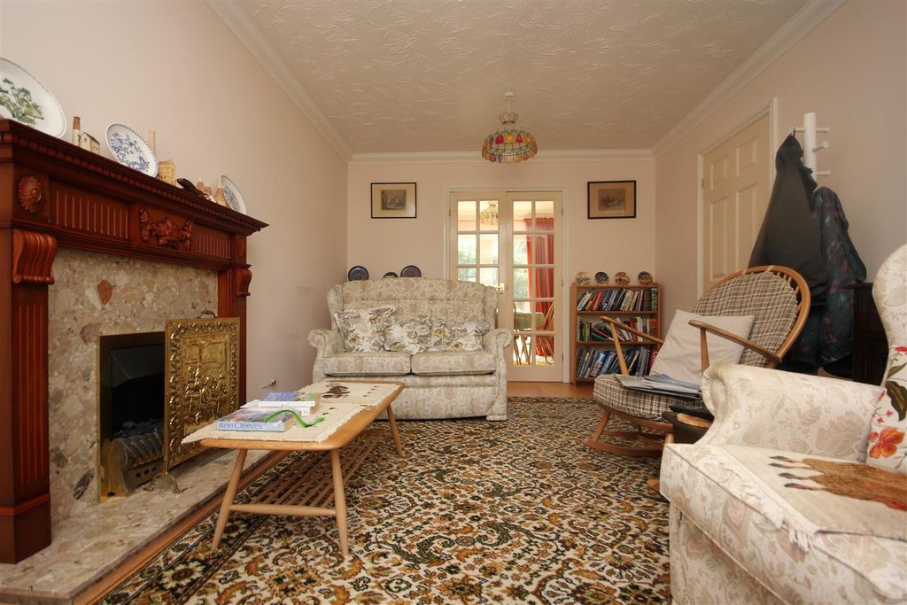Property photo 3 of 20 Lounge 2