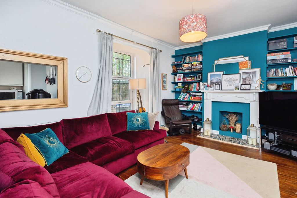 Property photo 3 of 14 Lounge