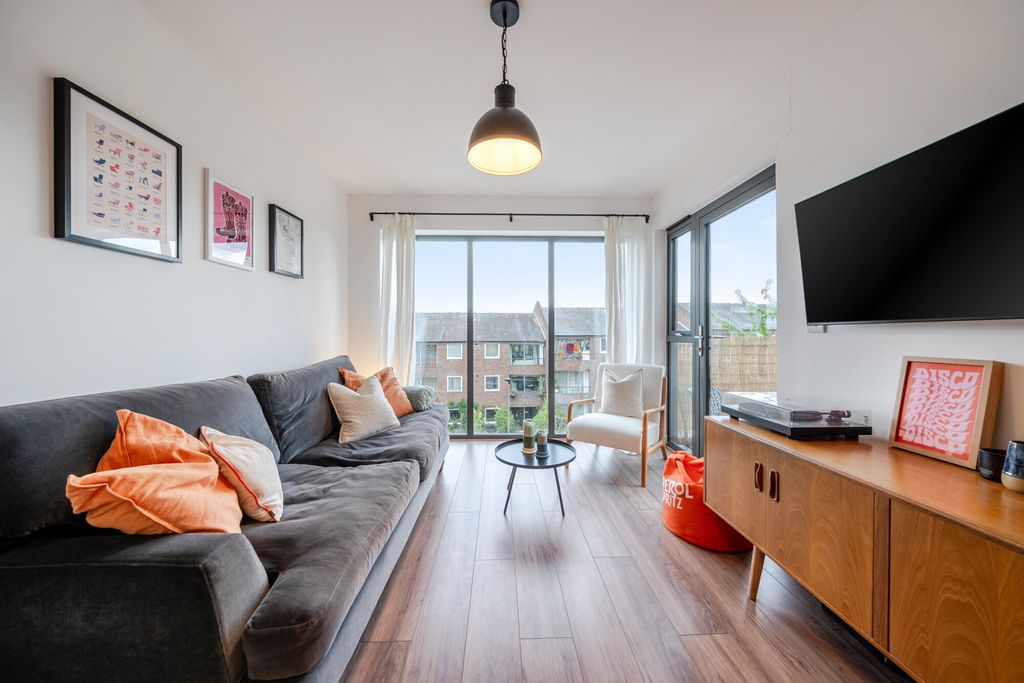 Property photo 1 of 20 1447100-7-69E6589...