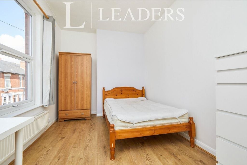 Property photo 2 of 7 12 Pybus - Room 2
