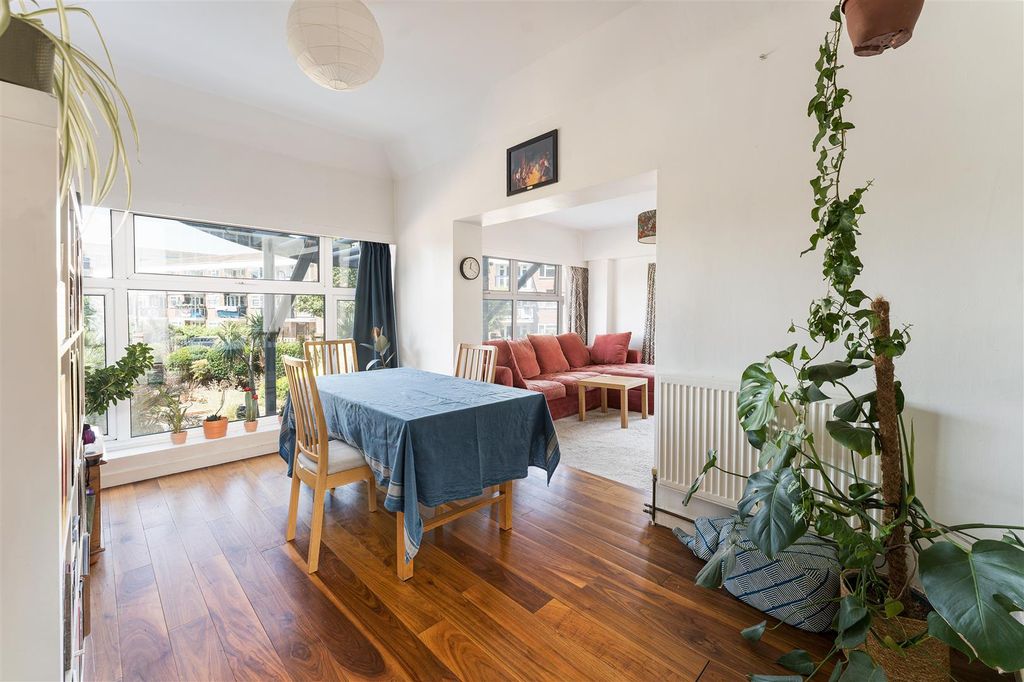 Property photo 2 of 45 Daubeney Road, E5
