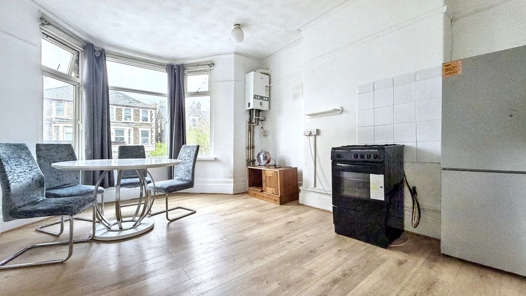 Property photo 1 of 13 Bright Bay-Window Living Room With Laminate Floori...