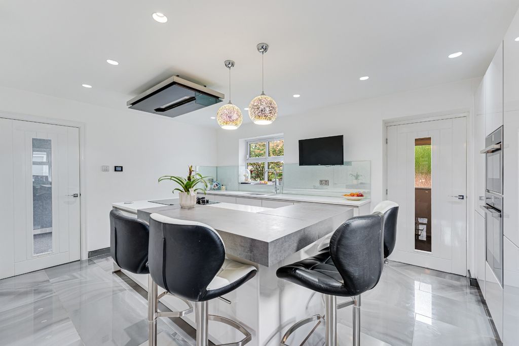 Property photo 3 of 47 4545979