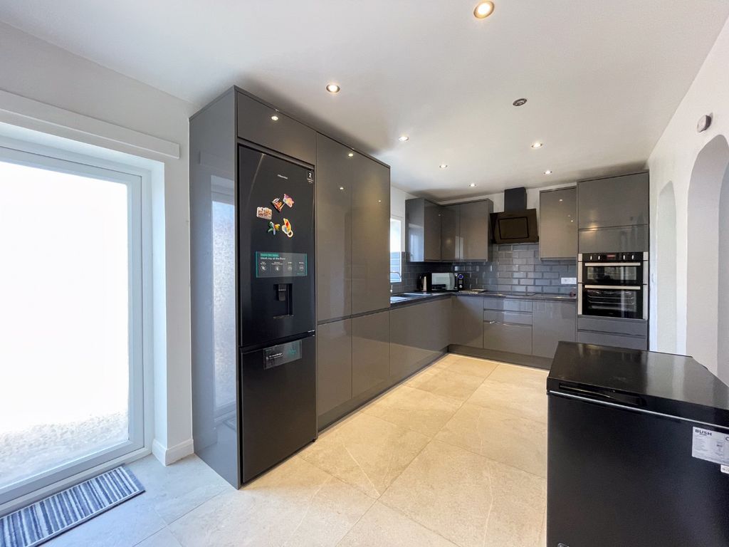 Property photo 2 of 17 4212273