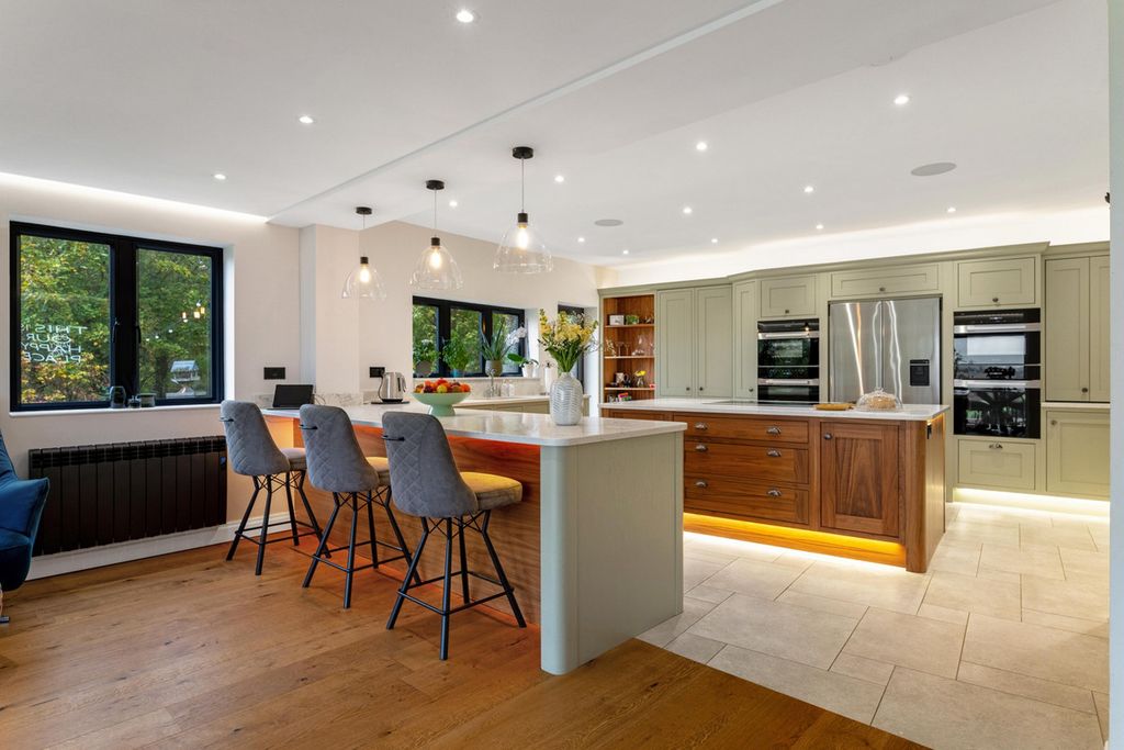 Property photo 2 of 35