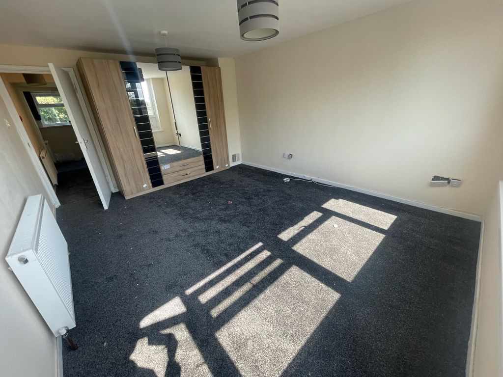 Property photo 3 of 10 Bathroom