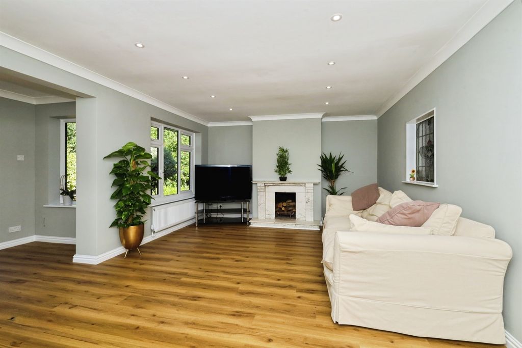 Property photo 2 of 31