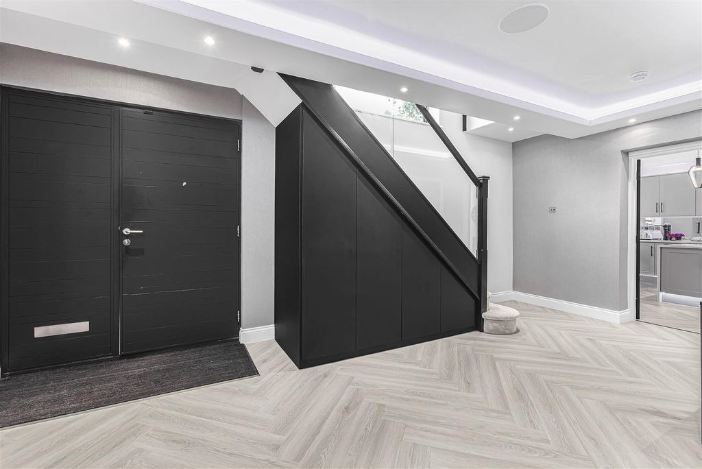 Property photo 3 of 31 Entrance Hall