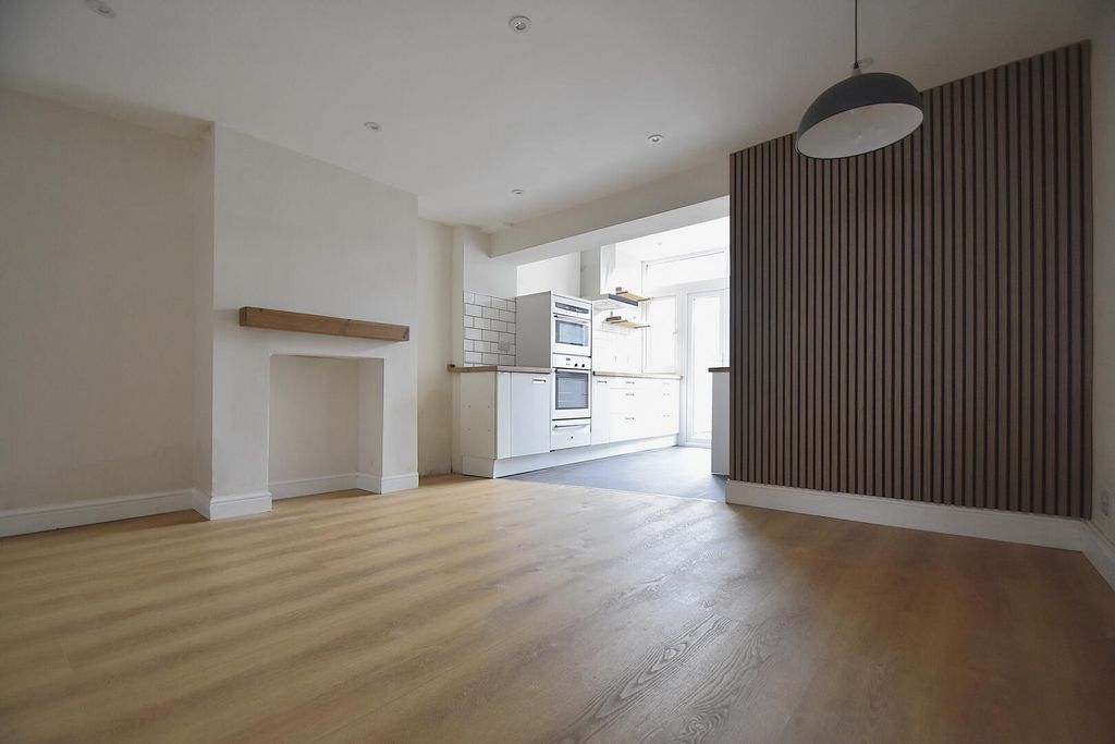 Property photo 3 of 11 Kitchen