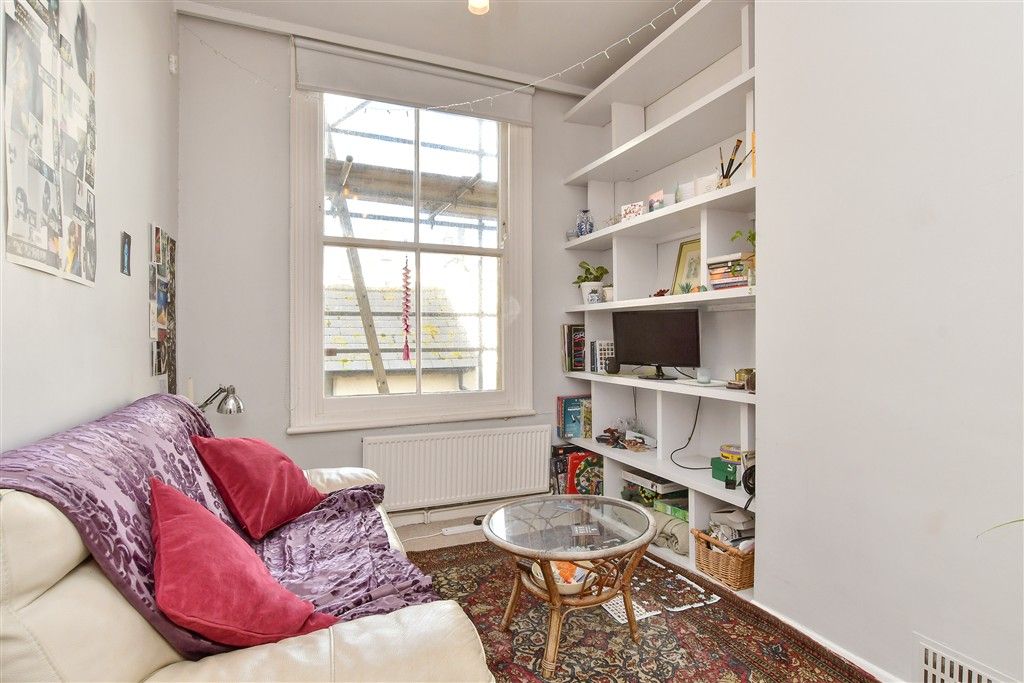 Property photo 3 of 11 Lounge