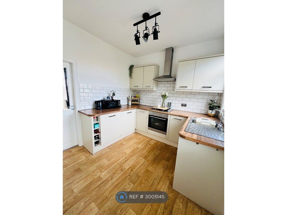 Property photo 2 of 10 Kitchen
