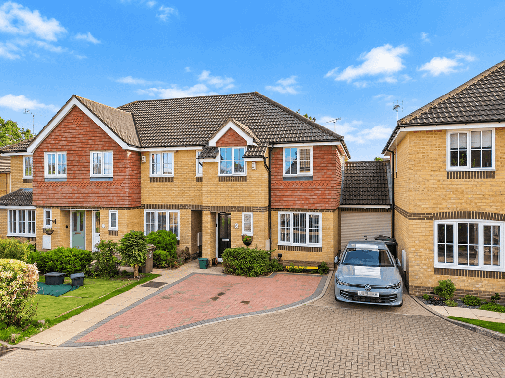 Property photo 1 of 18 Charlotte Close, St. Albans