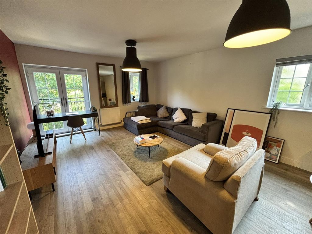 Property photo 2 of 18 Lounge