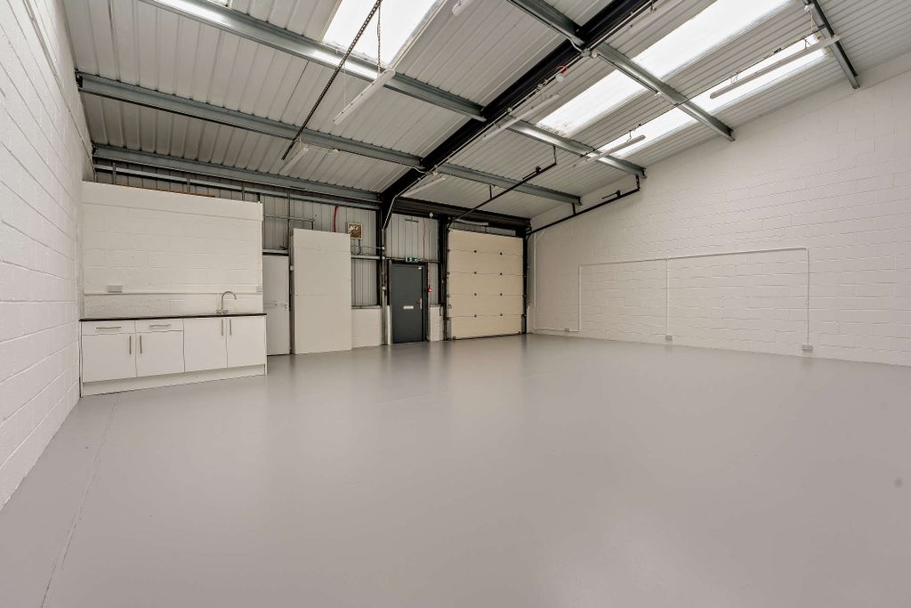 Property photo 3 of 12 8657926-Interior02-800