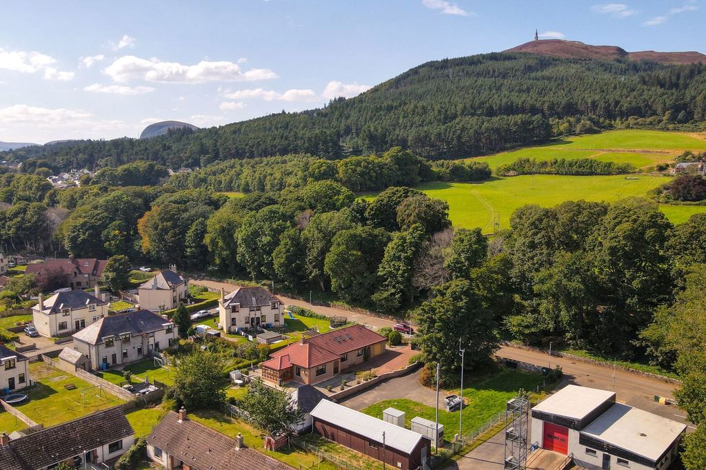 Property photo 2 of 25