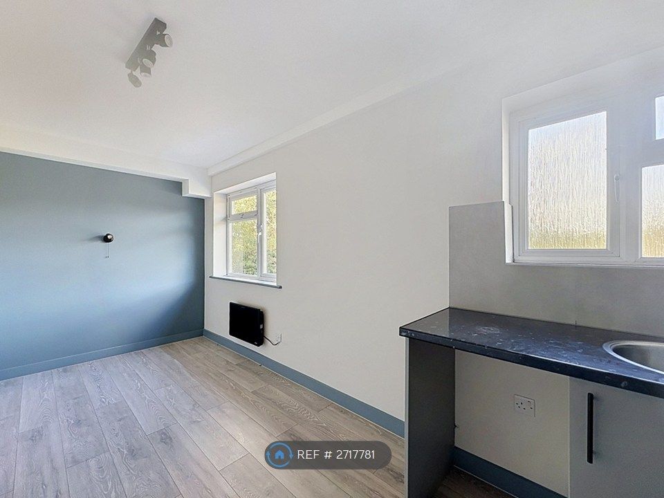 Property photo 2 of 30 Room 4 - £700 Pcm