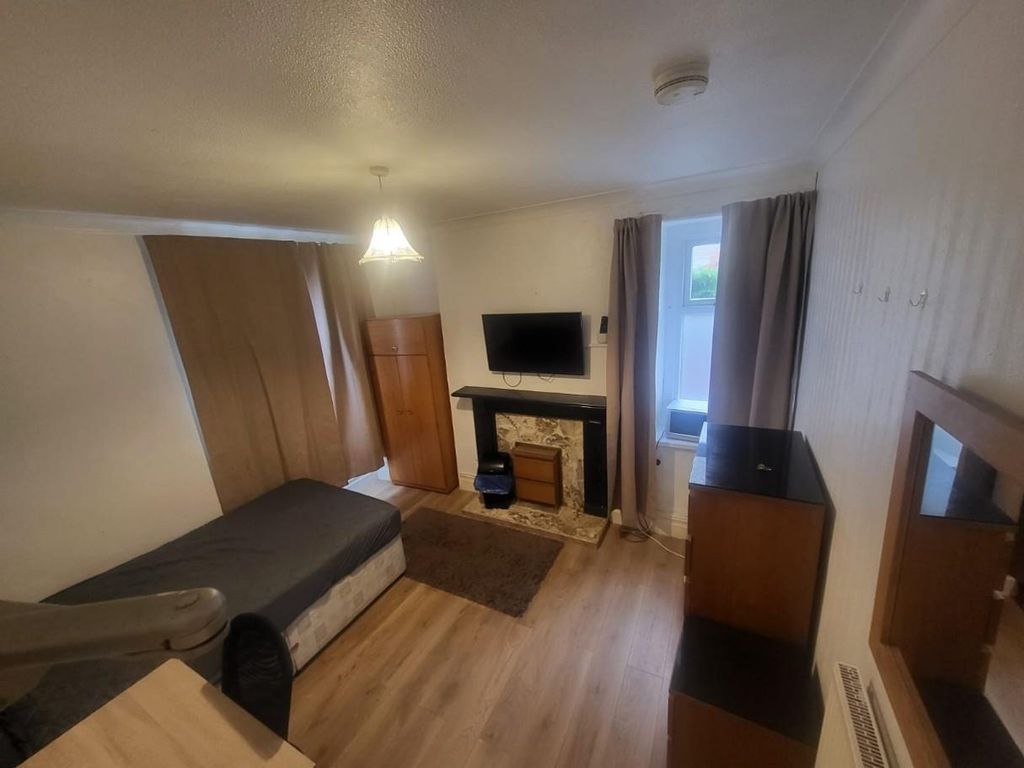 Property photo 2 of 3 Room 2, 3 Acland Road.Jpg